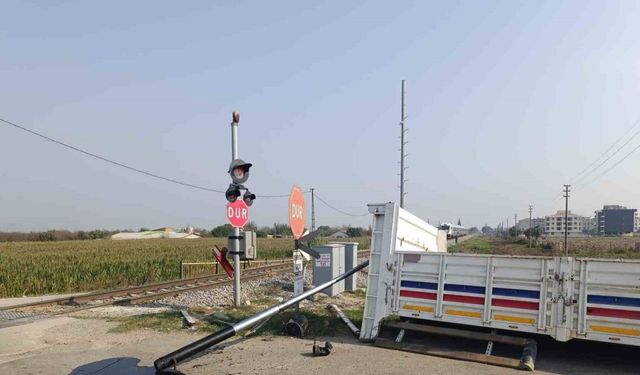 Turgutlu’da hemzemin geçitte kaza: Kamyonetin kasası koptu