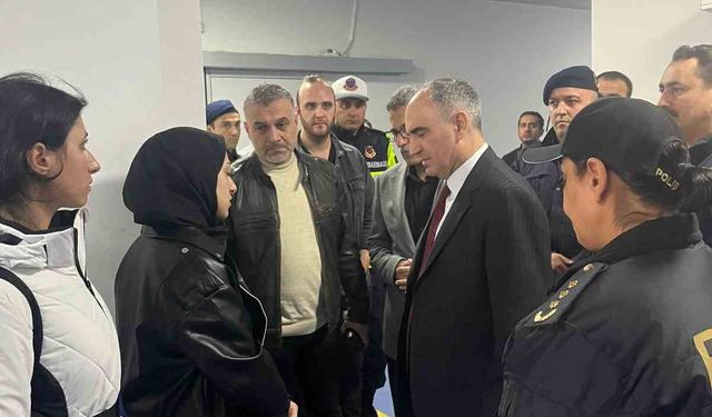 Vali Özkan yaralı polis memuru Hatice Ünal’ı hastanede ziyaret etti