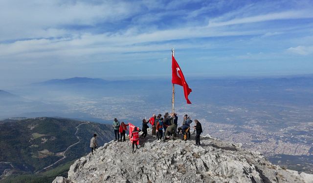 Görme engellilerden Spil’in zirvesinde bayrak değişimi