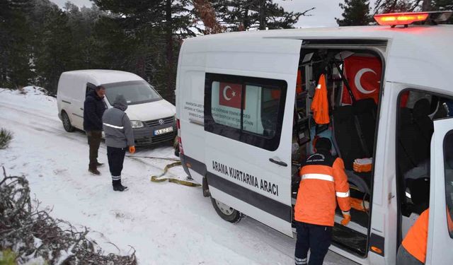 Demirci'de kar nedeniyle yolda mahsur kalan 3 avcı kurtarıldı