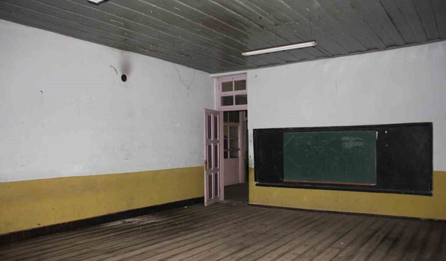 Demirci'nin köklü halıcılığı tarihi okulda yaşatılacak