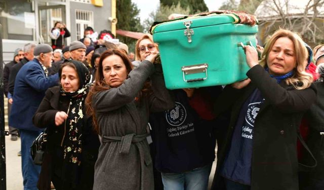 Eşi tarafından öldürülen kadının tabutunu kadınlar taşıdı
