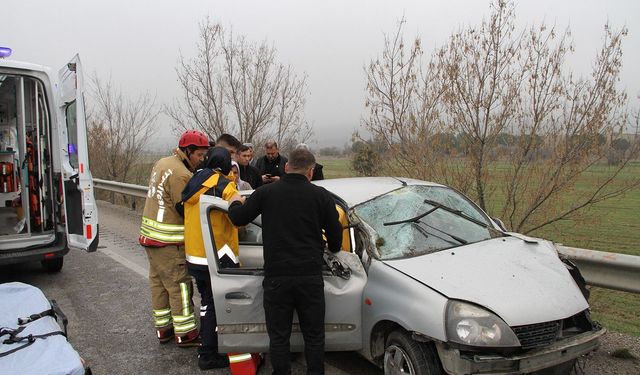Kontrolden çıkan otomobil refüje ve bariyerlere çarptı: 1 ölü, 1 yaralı