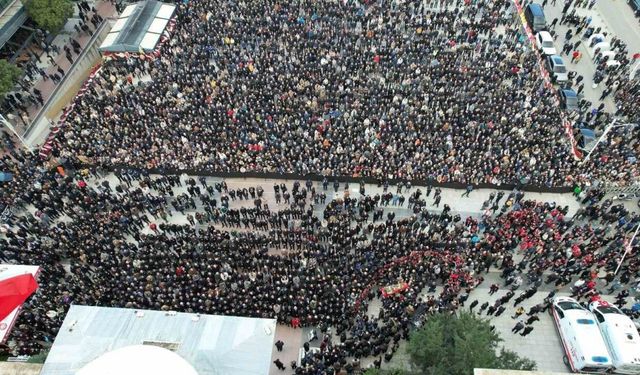 Manisa, ilk kadın başkanına ağladı