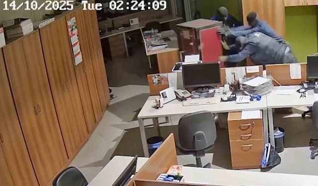 Manisa'da 2 milyon avroluk soygun kamerada: Çelik kasayı metrelerce sürüklediler