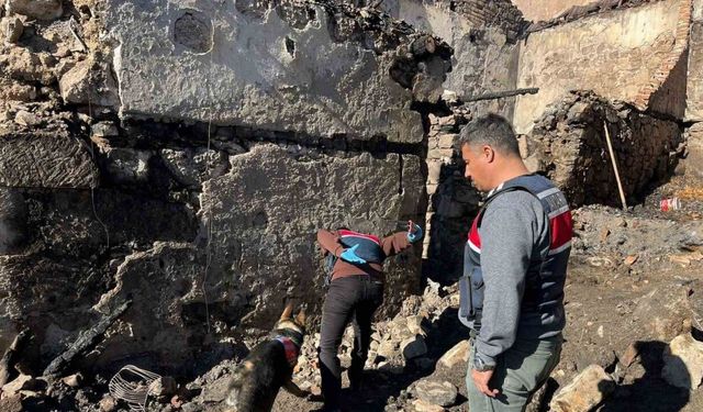 Manisa’da 5 evin kül olduğu yangında ölen kadının cenazesine ulaşıldı