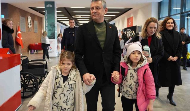 Özgür Özel, Ferdi Zeyrek'in ikiz kızlarını da okula götürdü