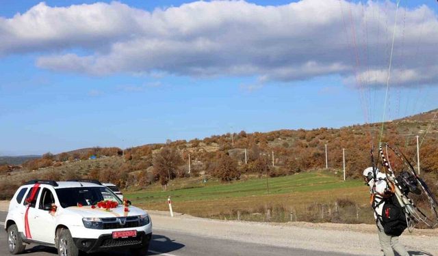 Paramotorla inip gelin arabasının önünü kestiler