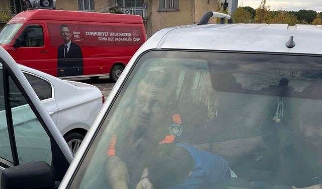 Parmakları aracın havalandırmasına sıkışan çocuğu itfaiye kurtardı