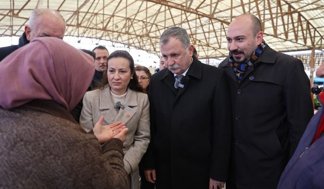 Başkan Balaban ve İl Başkanı Özalper pazar alışverişinde vatandaşlarla buluştu