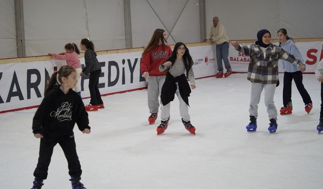 Manisa'da 5 bin öğrenci buz pistinde eğlendi