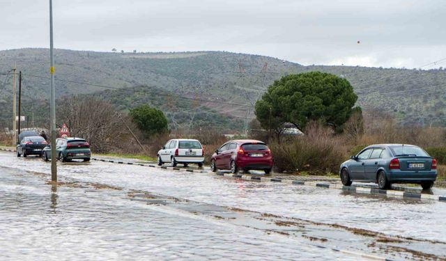 Manisa'da cadde ve sokaklar göle döndü, birçok noktayı su bastı