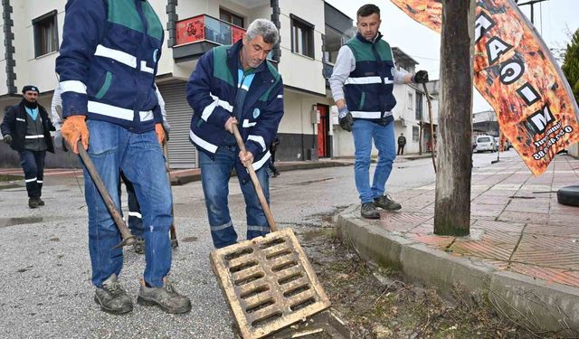 Manisa'da ekipler yağışa karşı sahada