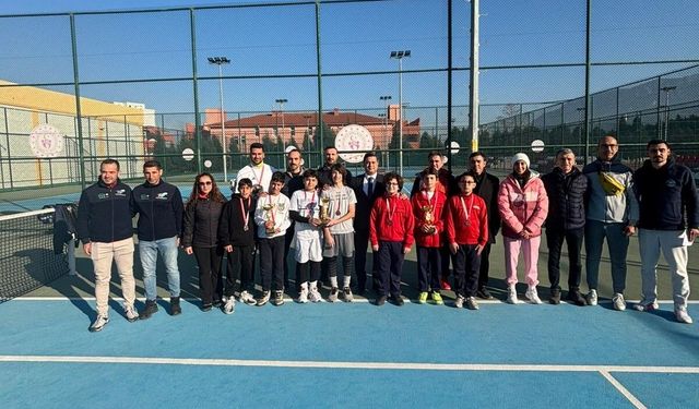 Manisa'da genç sporcular tenis il birinciliği için ter döktü