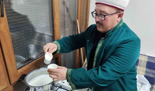 Manisa'da Miraç Kandili'nde 663 yıllık camide 80 kilo süt dağıtıldı