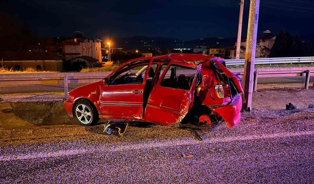 Manisa'da otomobil elektrik direğine çarptı: 2 ölü, 1 ağır yaralı
