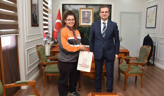 Salihli Kaymakamı Güldoğan, Türkiye Şampiyonu öğrenciyi ağırladı