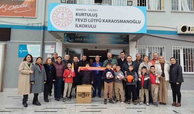 Salihli'de Galatasaraylı taraftarlardan eğitime spor malzemesi desteği