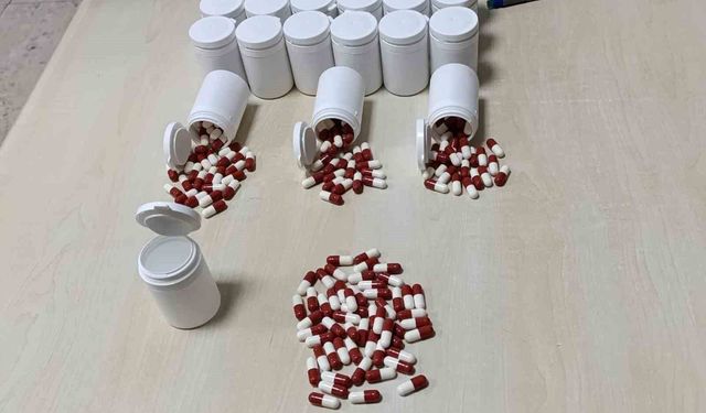 Şüphelilerin çantasından bin 163 uyuşturucu hap çıktı