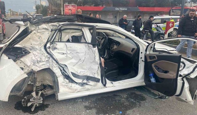 Turgutlu'da yolcu otobüsü ile otomobil çarpıştı: 3 yaralı