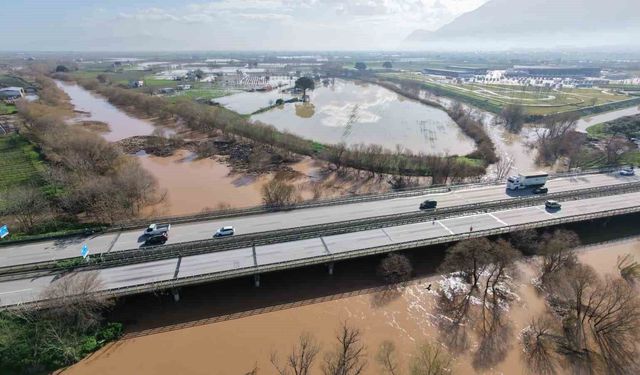 Adımla geçilen nehir taştı