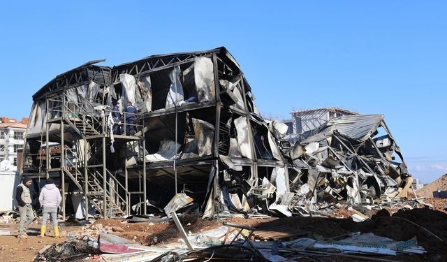 Başkan Şimşek'ten yangın çıkan TOKİ şantiyesinde inceleme