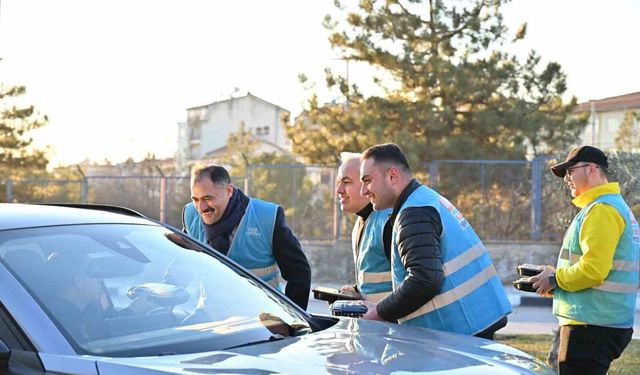 Demirci'de iftar saatine yolda yakalanan sürücülere iftariyelik ikramı