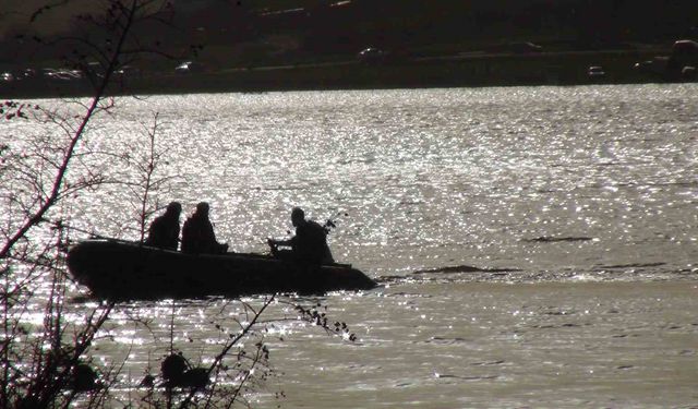 Kayıp genç gölette aranıyor