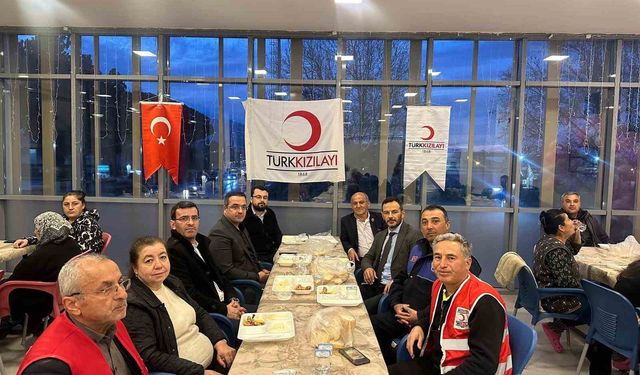 Kaymakam Dalak kurum amirleriyle Kızılay'ın iftarında vatandaşlarla buluştu