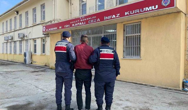 Manisa'da 2 firari hükümlü kıskıvrak yakalandı