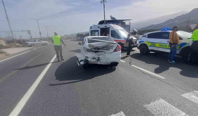 Manisa'da iki otomobil çarpıştı: 2'si çocuk 5 yaralı