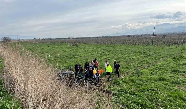 Manisa'da otomobil tarlaya uçtu: 2 yaralı