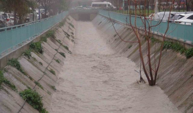 Manisa'da sağanak yağış etkili oluyor