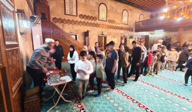 Manisa'da teravih sonrası çocuklara sürpriz