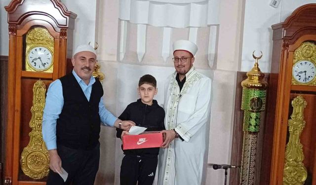 Namaza gelen çocuklar hediyeyle sevindirildi