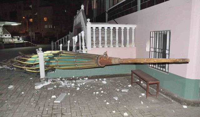Salihli ilçesini fırtına vurdu, minarenin külahı koptu, çok sayıda ağaç devrildi
