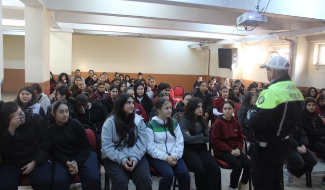 Salihli'de lise öğrencilerine hayat kurtaran trafik eğitimi