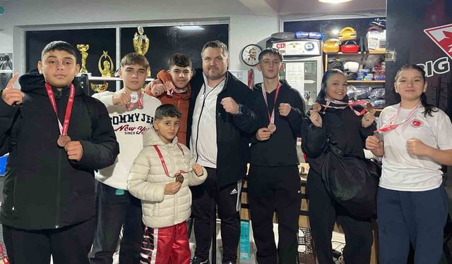 Salihlili kick boksçulardan Manisa'da madalya yağmuru