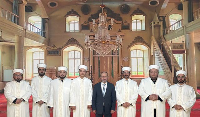 Salihli'ye atanan din görevlileri cübbe giydi