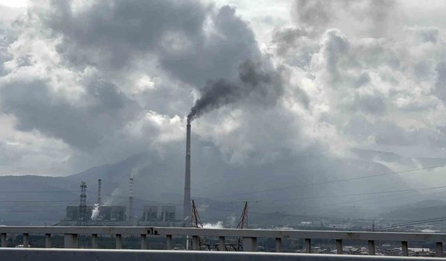 Soma'da, termik santralden yükselen siyah duman kentin soluğunu kesiyor