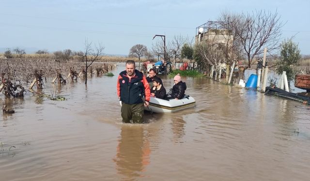 Su baskınında mahsur kalan 4'ü çocuk 5 kişi kurtarıldı