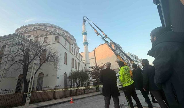 Turgutlu'da hasar gören cami minaresi vinçle düzeltildi