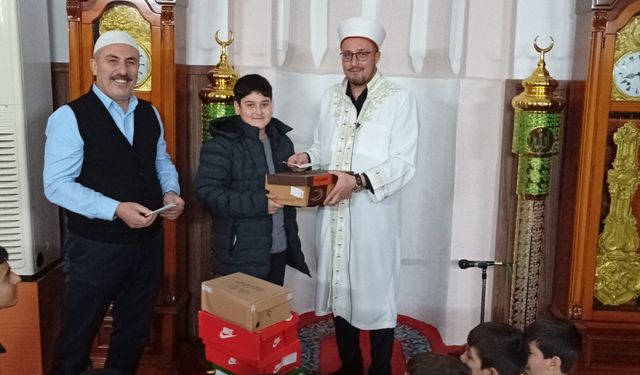5 vakit namaza gelen çocuklar ödüllendirildi