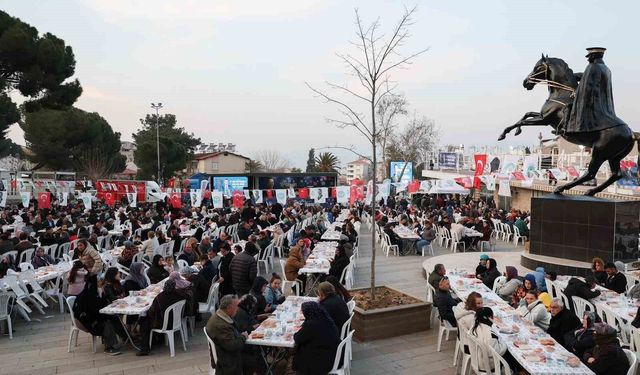 Alaşehir'de yüzlerce kişi iftarda buluştu