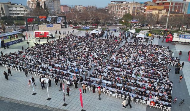 Manisa Büyükşehir'in 'İftar Sofrası' Salihli'de kuruldu