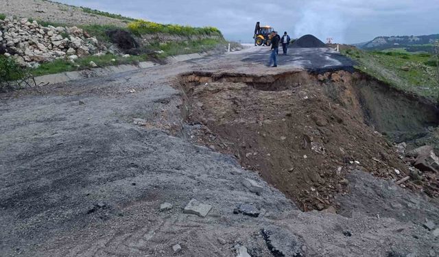 Manisa'da çöken Kula-Selendi karayolu ulaşıma kapatıldı