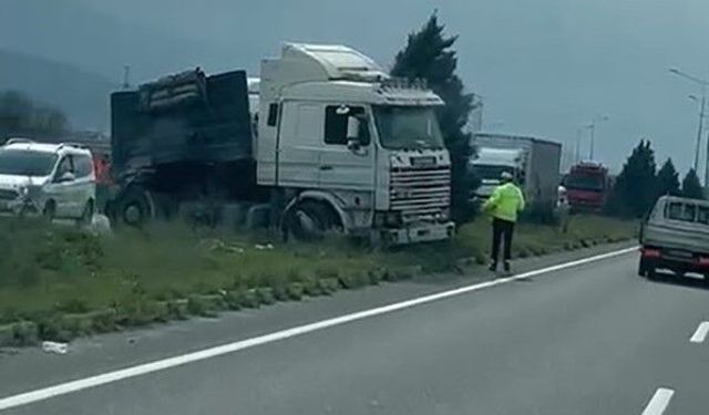 Manisa'da tır ile kamyon çarpıştı: 2 sürücü yaralandı