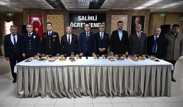 Salihli'de protokol ve vatandaşlar bayramlaştı