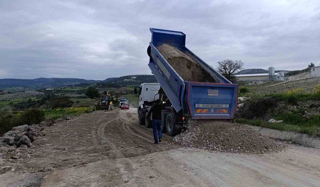 Selendi-Kula eski yolu yeniden trafiğe açıldı