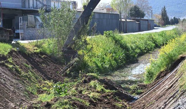 Akhisar'da 5 kilometrelik dere hattı temizleniyor